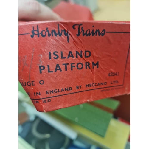 6L - Hornby trains island platform boxed