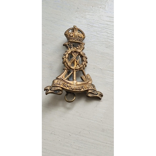 122S - Royal pioneers/labour brass cap badge