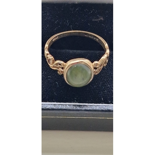 93 - 9ct gold and nephrite  ring