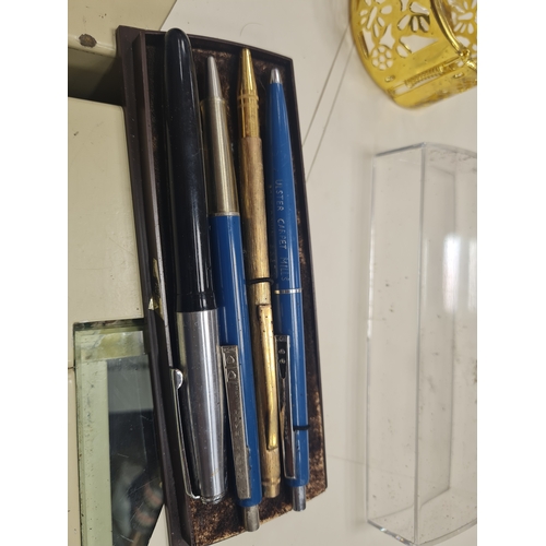 016A - Joblot of vintage pens etc