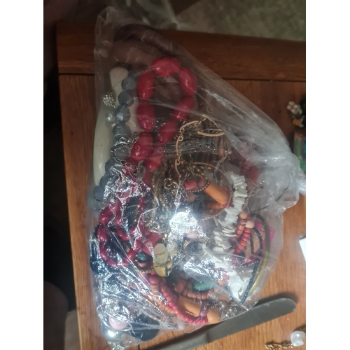 9A - Large lot of jewellery