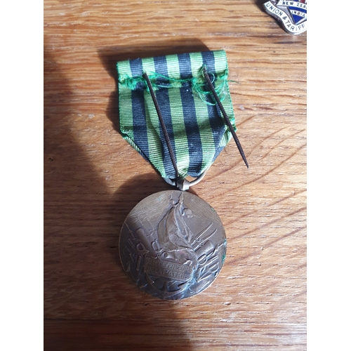 08 - Vintage French military medal