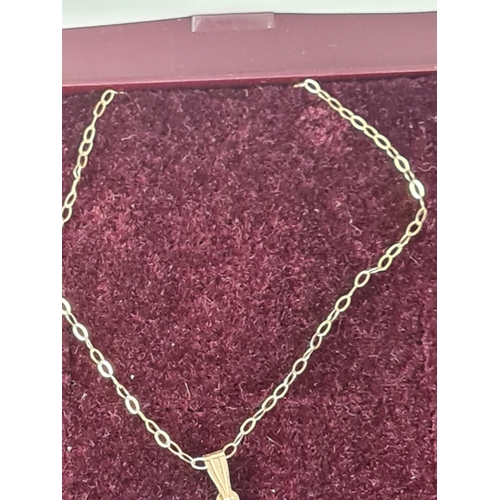 01B - 9ct chain with pendant boxed