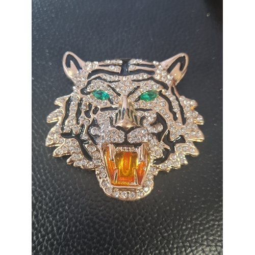 03A - Large tiger detailed broach