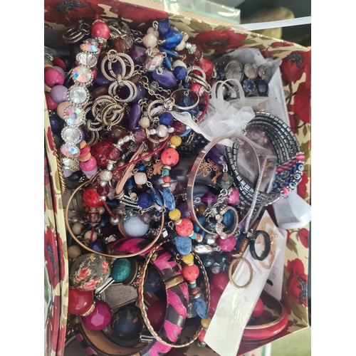 4D - Large lot of jewellery