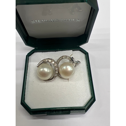 6P - Silver Swarovski & pearl earrings

Relisted due to non payer no reserve