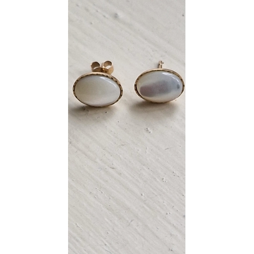 016D - 9ct gold and mother of pearl earrings