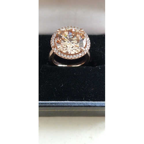 142 - . 925 gilt silver ring with precious stones