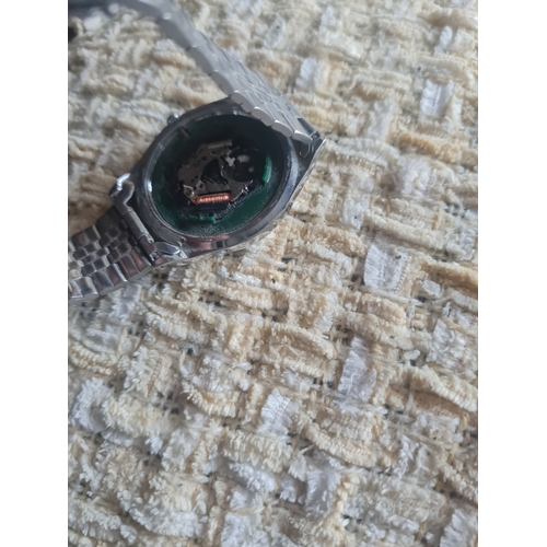 4G - Vintage lorus watch

Needs back