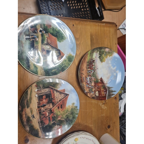 017U - Vintage collectors plates