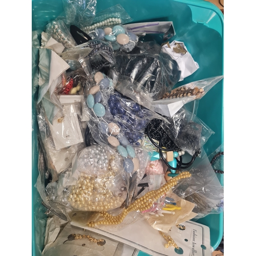 1O - Large tub of new jewellery