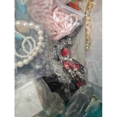 1O - Large tub of new jewellery