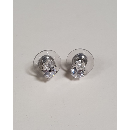 262 - Ladies Diamante Stud Earrings