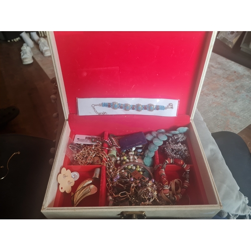 013W - Jewellery box with contents