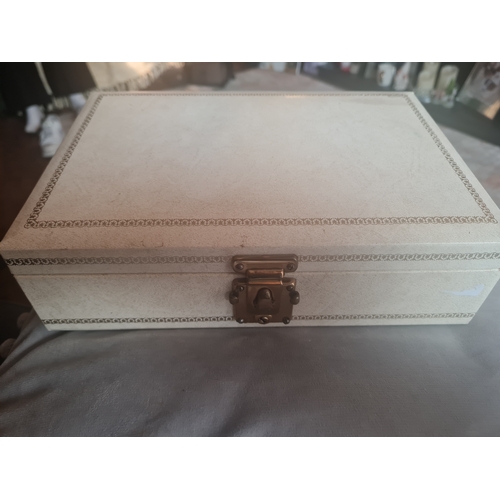 013W - Jewellery box with contents