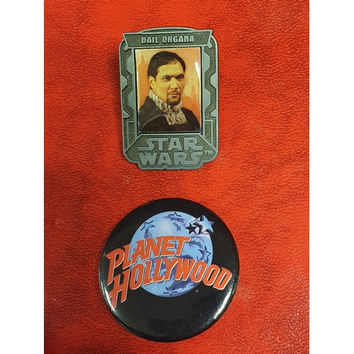 49H - 2 vintage Badges Star Wars & Planet Hollywood