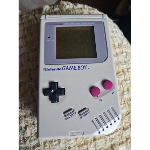 8L - Nintendo game boy console