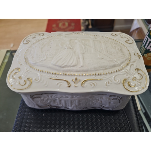 017S - Franklin mint jewellery box needs repaird