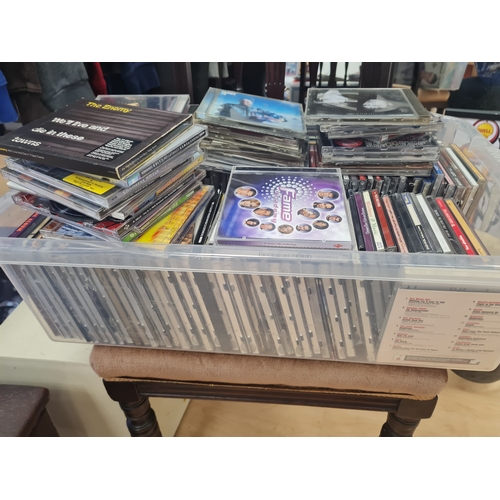 6V - Huge lot of cds