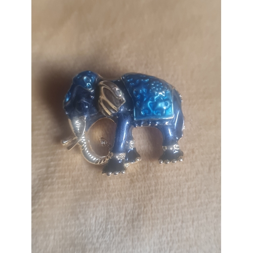 02M - Small elephant broach