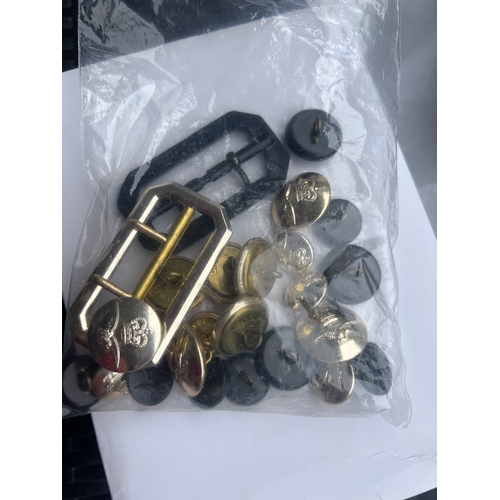 17H - Joblot of military buttons etc