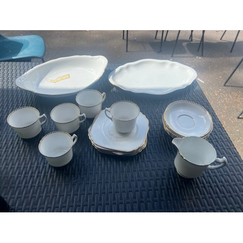 372 - Part tea set lot plus 2 servings trays