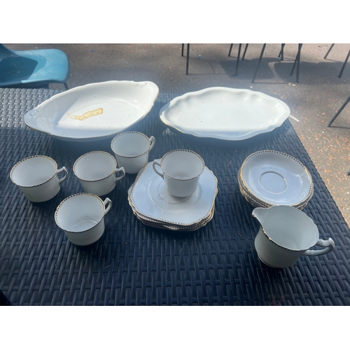 372 - Part tea set lot plus 2 servings trays