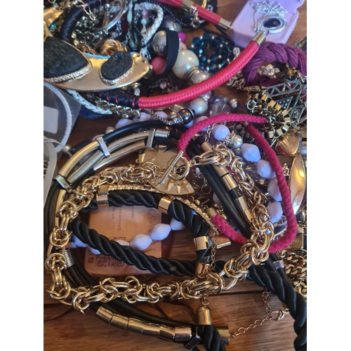 3W - Huge lot of vintage jewellery