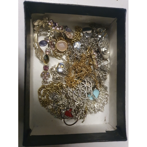 13Z - Mix jewellery lot 

Unchecked