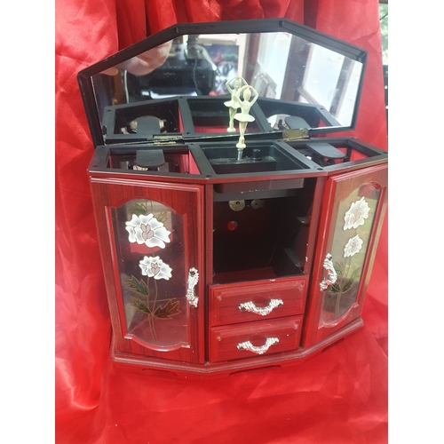 514 - Jewellery box 

Needs repaired