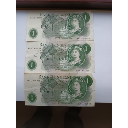 2W - 3 bank of england £1 notes