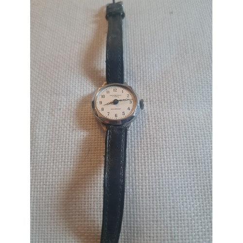 12B - Vintage Ingersoll watch 

For spares or repairs