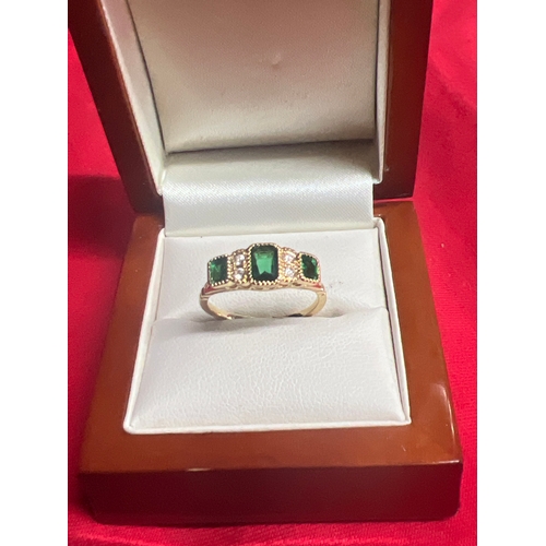 8S - Beautiful detailed green stone ring