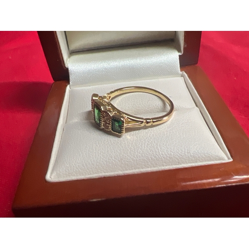 8S - Beautiful detailed green stone ring