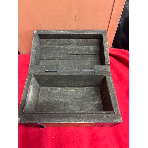 86Q - Vintage wooden box