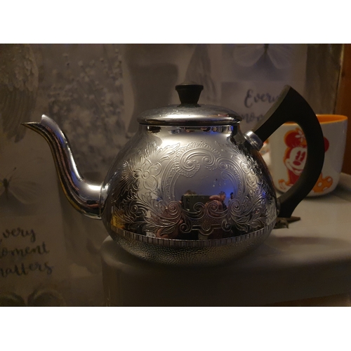 06H - Vintage carlton teapot