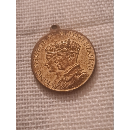 589 - King George queen Elizabeth 1935 medal