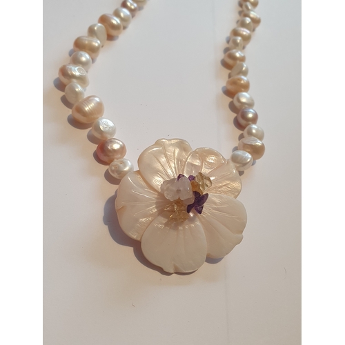 22C - Beautiful Vinrage 925. Mother Of Pearl Necklace & Pendant