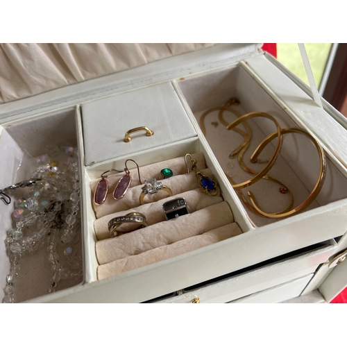 1V - Jewellery box with contents