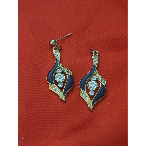 33I - Vintage earrings 

Needs repaired