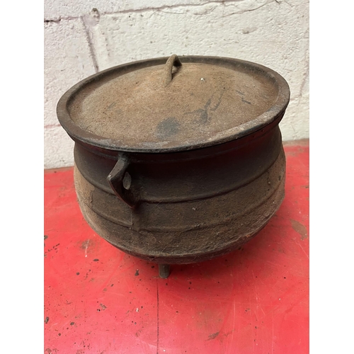 86 - Antique four-gallon skillet pot. {37 cm W x 30 cm H)