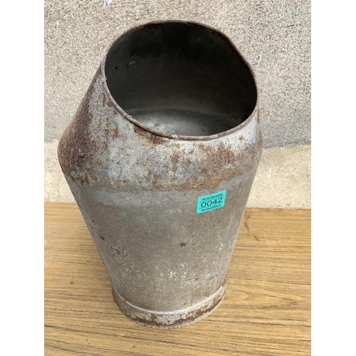 42 - Rare galvanised milking can. {W 30 cm x H 45 cm x D 35 cm}