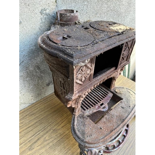 459 - Vintage caravan stove. {42 cm W x 43 cm H}