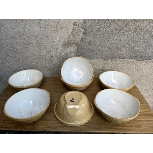 467 - Collection of vintage glazed mixing bowls. {27 cm W x 11 cm H}