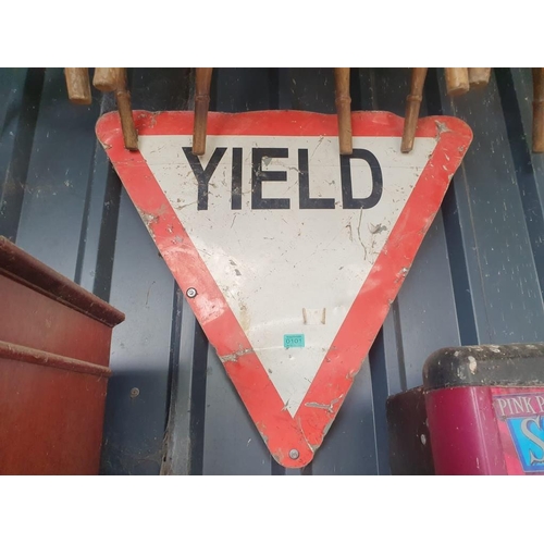 101 - Yield road sign. { W 80 cm x H 73 cm}