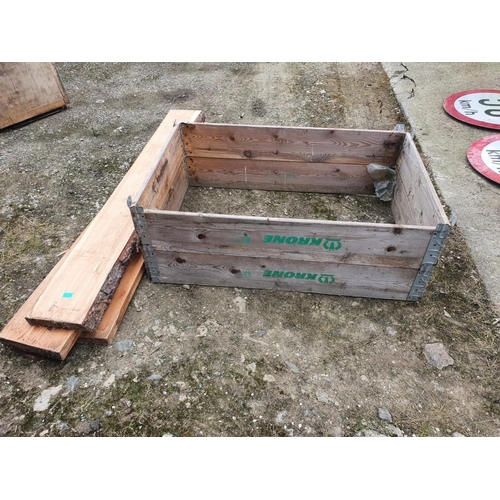 120 - Three larch planks and a folding compost box. {W120 cm x H 40 cm x D 80 cm}