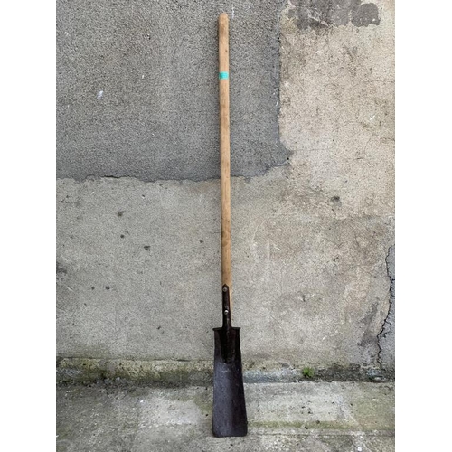 263 - McMahon spade. {H 160 cm}