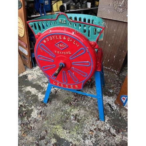 304 - W.Doyle & Co Ltd Wexford 'Leader' root cutter with associated base. {78 cm W x 103 cm H x 39 cm D}