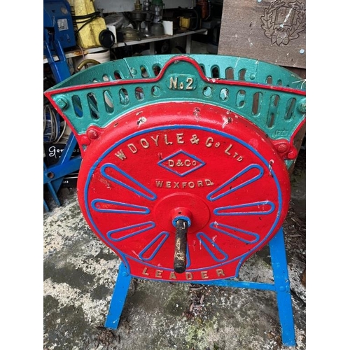 304 - W.Doyle & Co Ltd Wexford 'Leader' root cutter with associated base. {78 cm W x 103 cm H x 39 cm D}