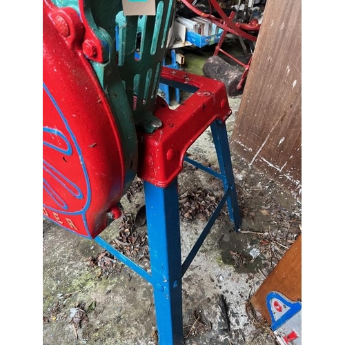 304 - W.Doyle & Co Ltd Wexford 'Leader' root cutter with associated base. {78 cm W x 103 cm H x 39 cm D}